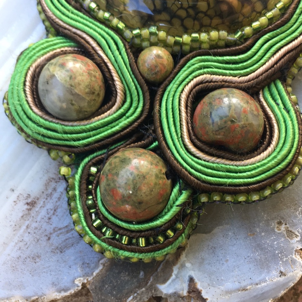 Dragonskin jasper green soutache pendant handmade - Picture 4 of 5